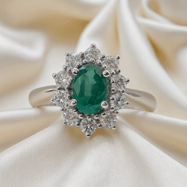 anello smeraldo e diamanti