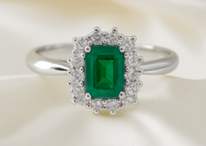 anello smeraldo e diamanti