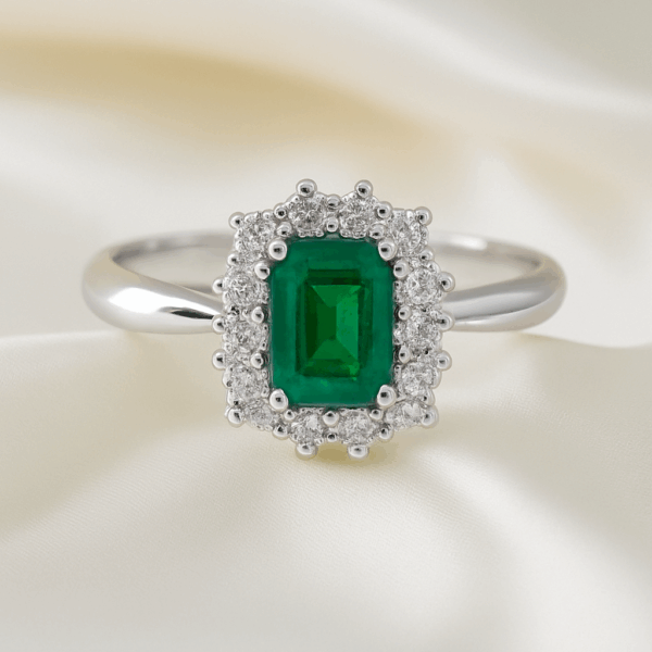 anello smeraldo e diamanti